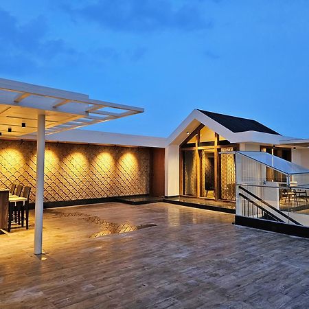 شقة The Pentouz On 100 Feet Road Indiranagar - An Urban Luxury Retreat بنغالور المظهر الخارجي الصورة