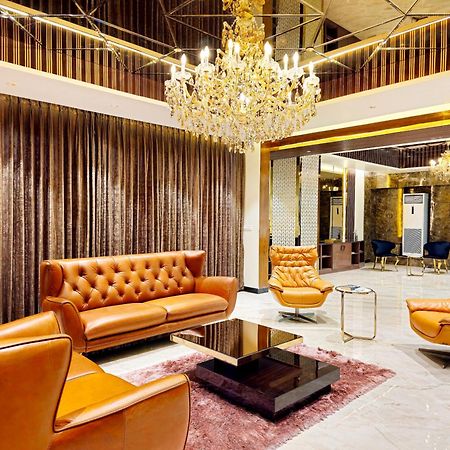 شقة The Pentouz On 100 Feet Road Indiranagar - An Urban Luxury Retreat بنغالور المظهر الخارجي الصورة
