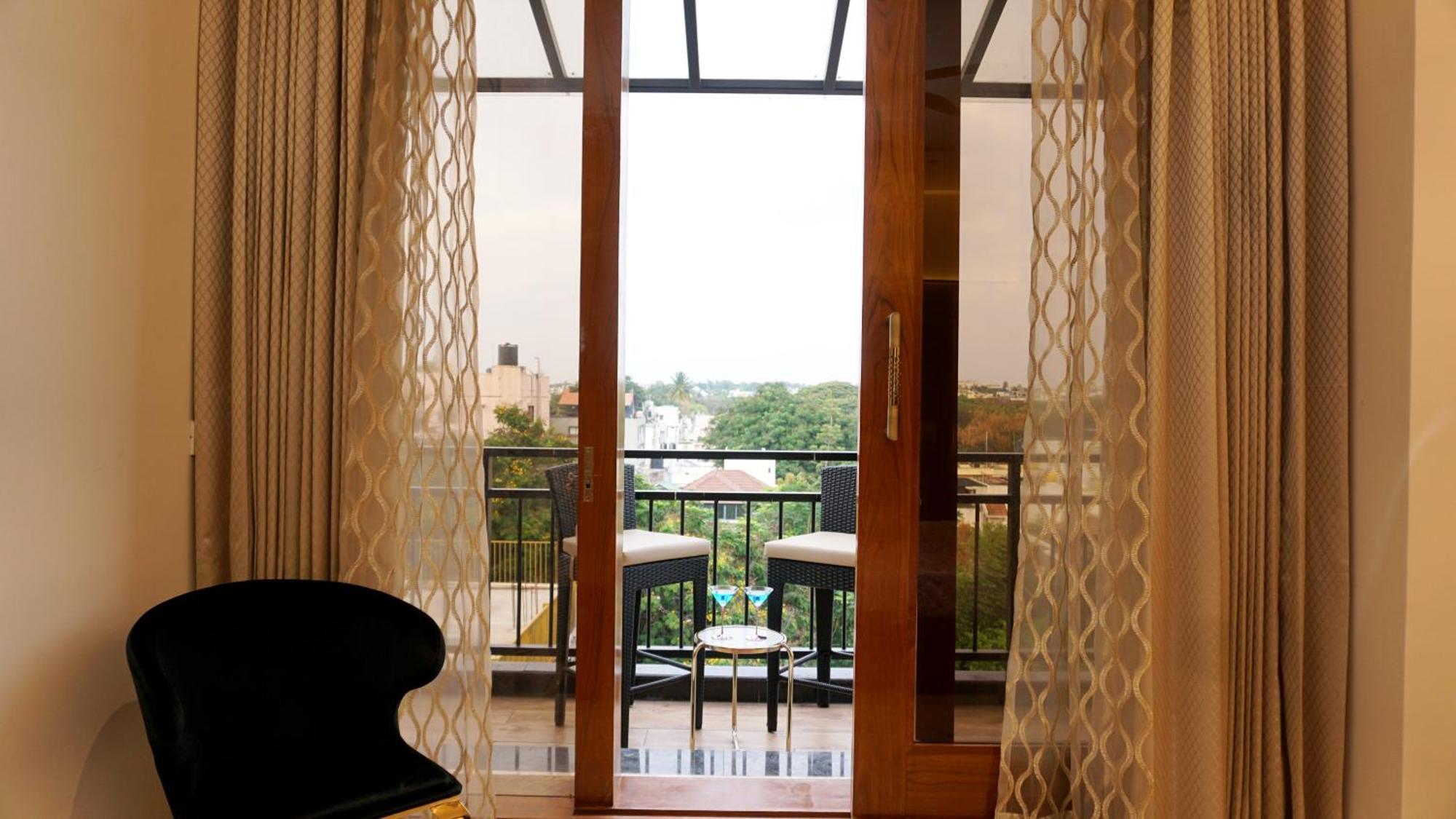 شقة The Pentouz On 100 Feet Road Indiranagar - An Urban Luxury Retreat بنغالور المظهر الخارجي الصورة