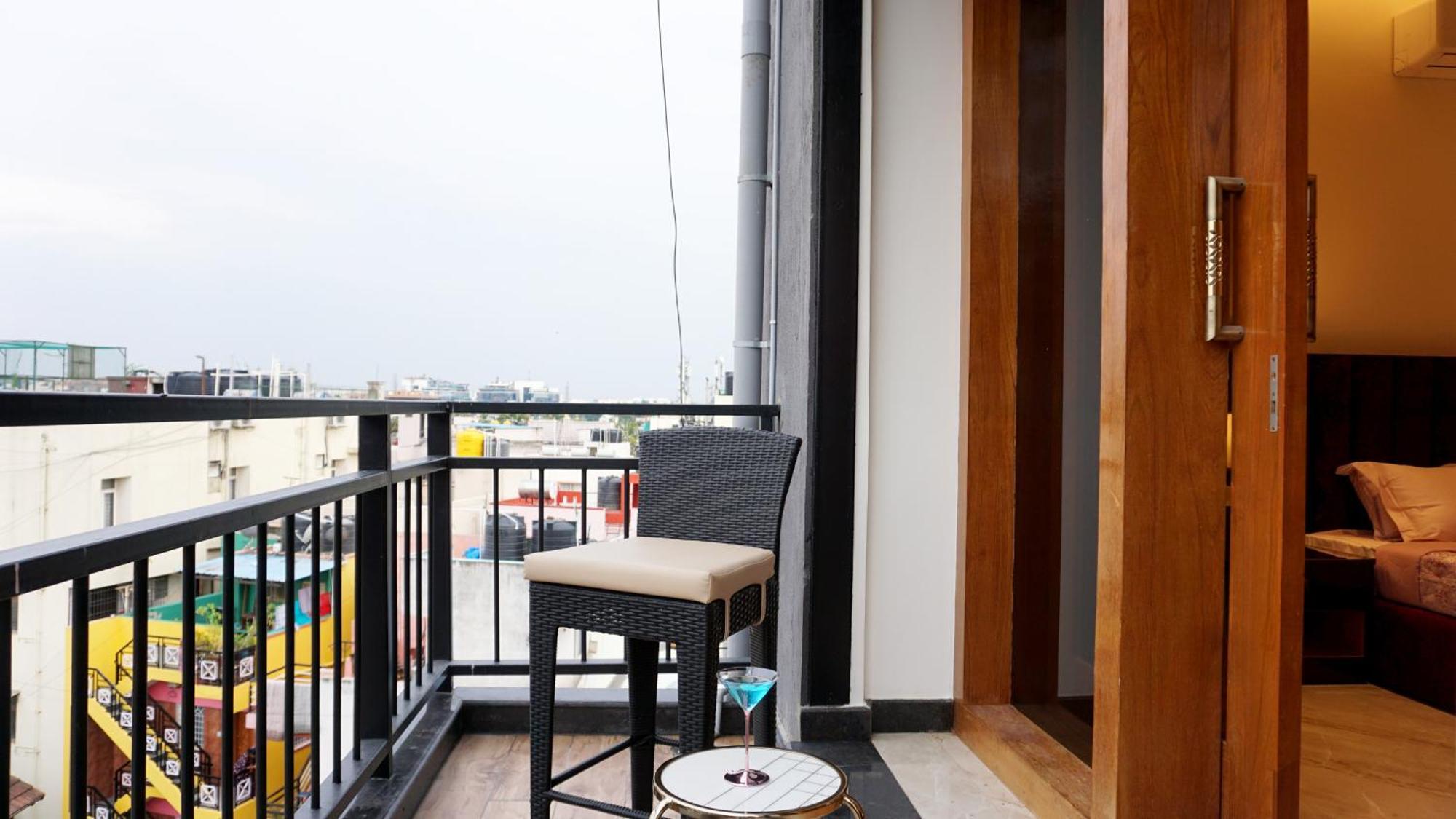 شقة The Pentouz On 100 Feet Road Indiranagar - An Urban Luxury Retreat بنغالور المظهر الخارجي الصورة