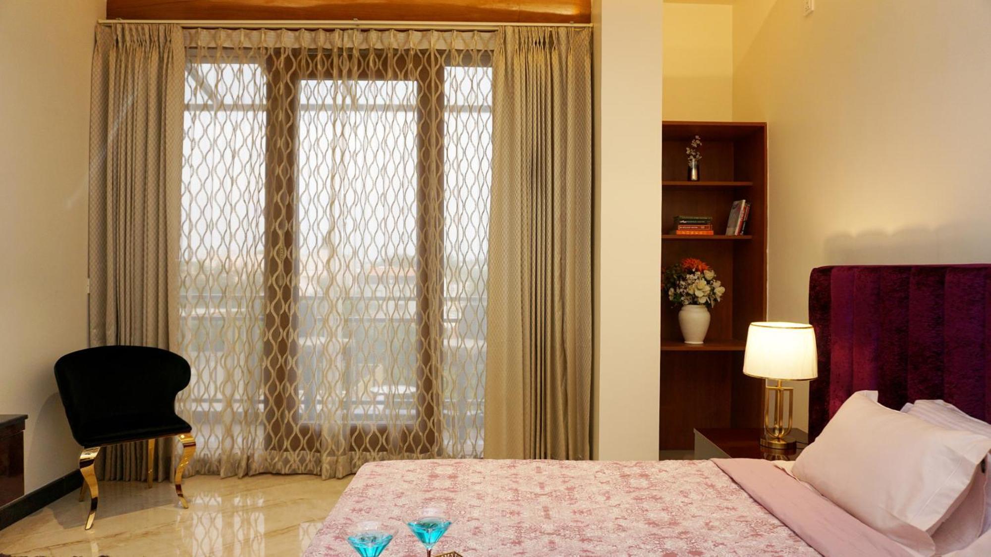 شقة The Pentouz On 100 Feet Road Indiranagar - An Urban Luxury Retreat بنغالور المظهر الخارجي الصورة