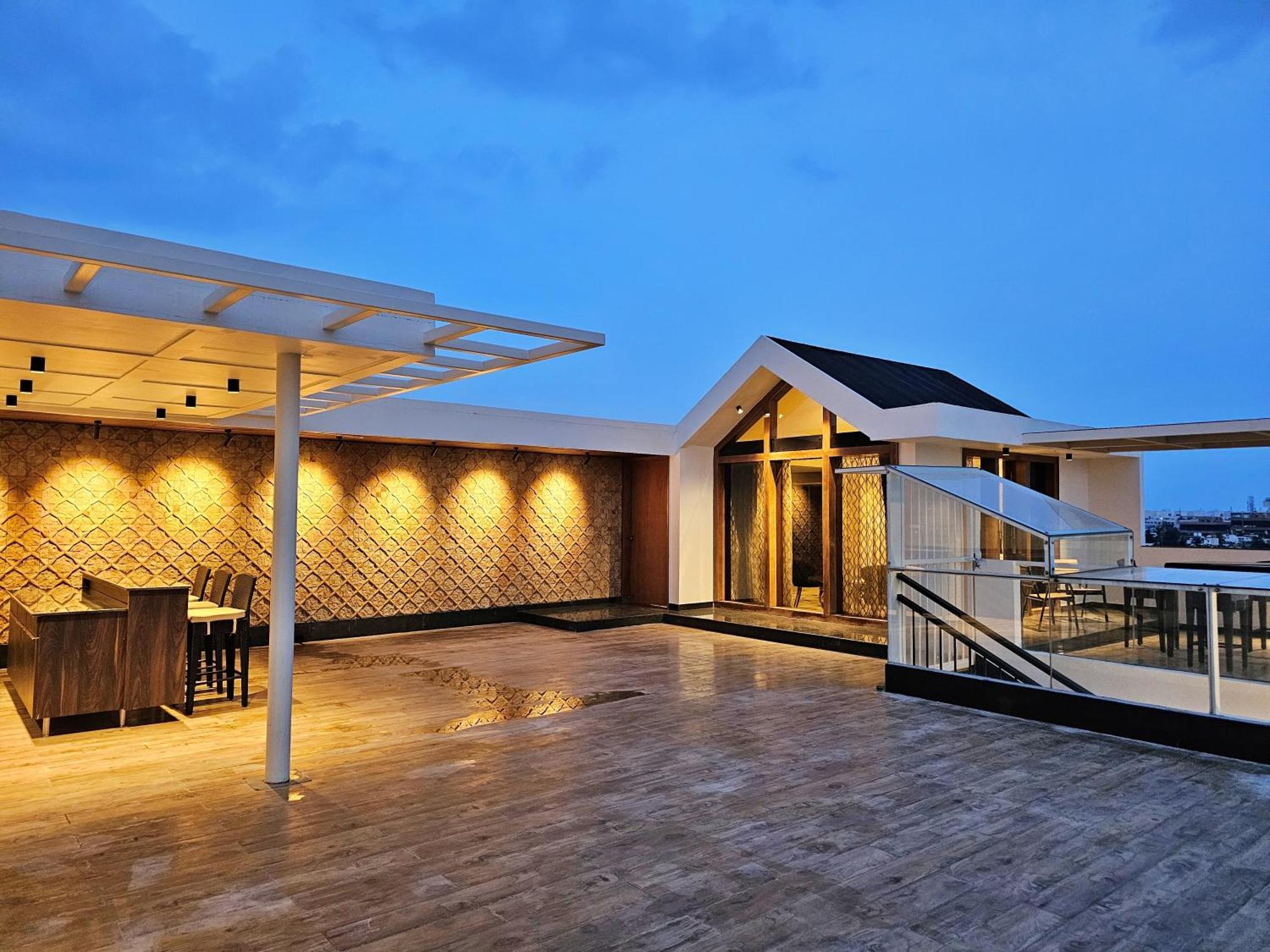 شقة The Pentouz On 100 Feet Road Indiranagar - An Urban Luxury Retreat بنغالور المظهر الخارجي الصورة