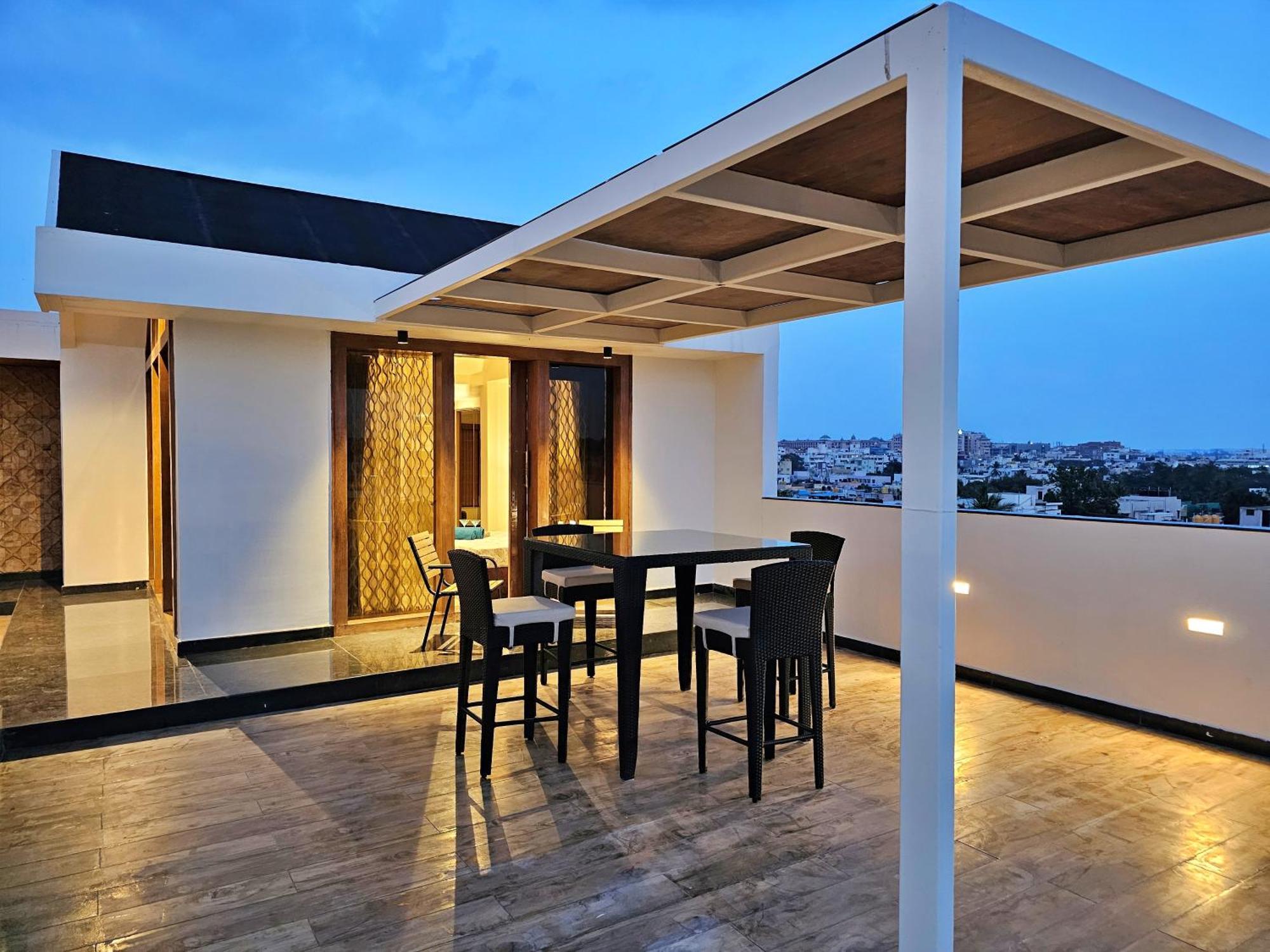 شقة The Pentouz On 100 Feet Road Indiranagar - An Urban Luxury Retreat بنغالور المظهر الخارجي الصورة