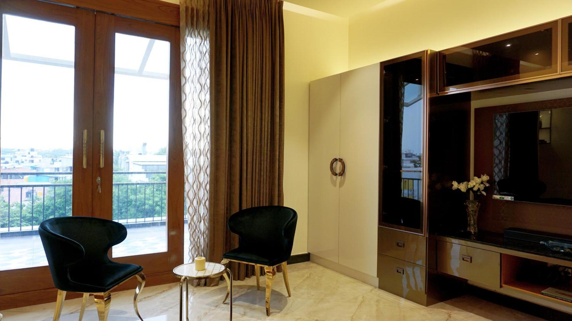 شقة The Pentouz On 100 Feet Road Indiranagar - An Urban Luxury Retreat بنغالور المظهر الخارجي الصورة