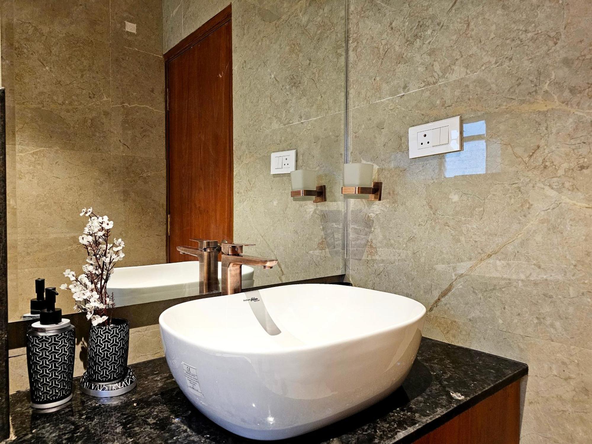 شقة The Pentouz On 100 Feet Road Indiranagar - An Urban Luxury Retreat بنغالور المظهر الخارجي الصورة