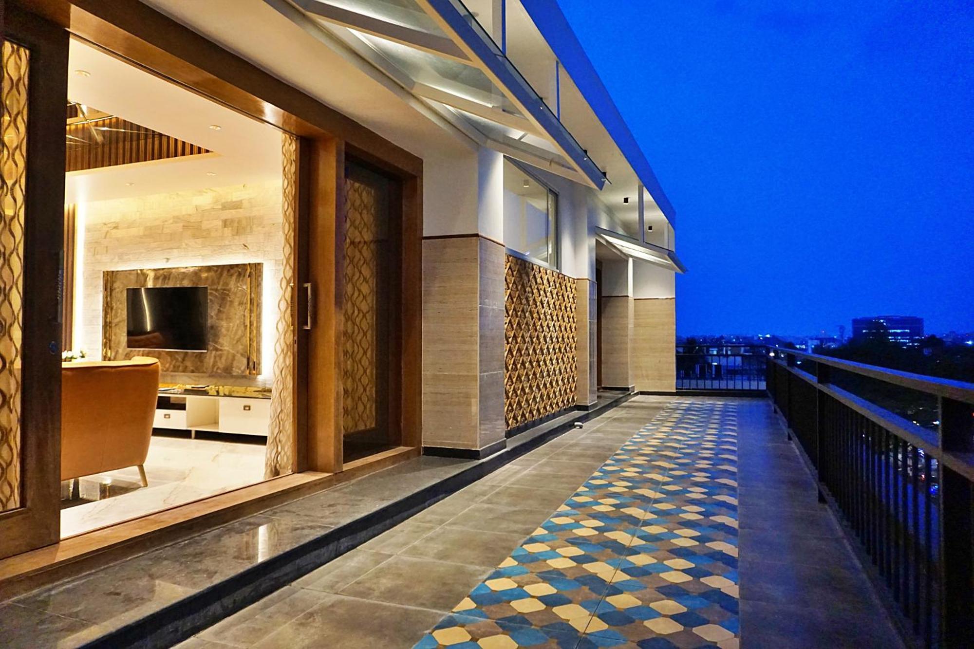 شقة The Pentouz On 100 Feet Road Indiranagar - An Urban Luxury Retreat بنغالور المظهر الخارجي الصورة