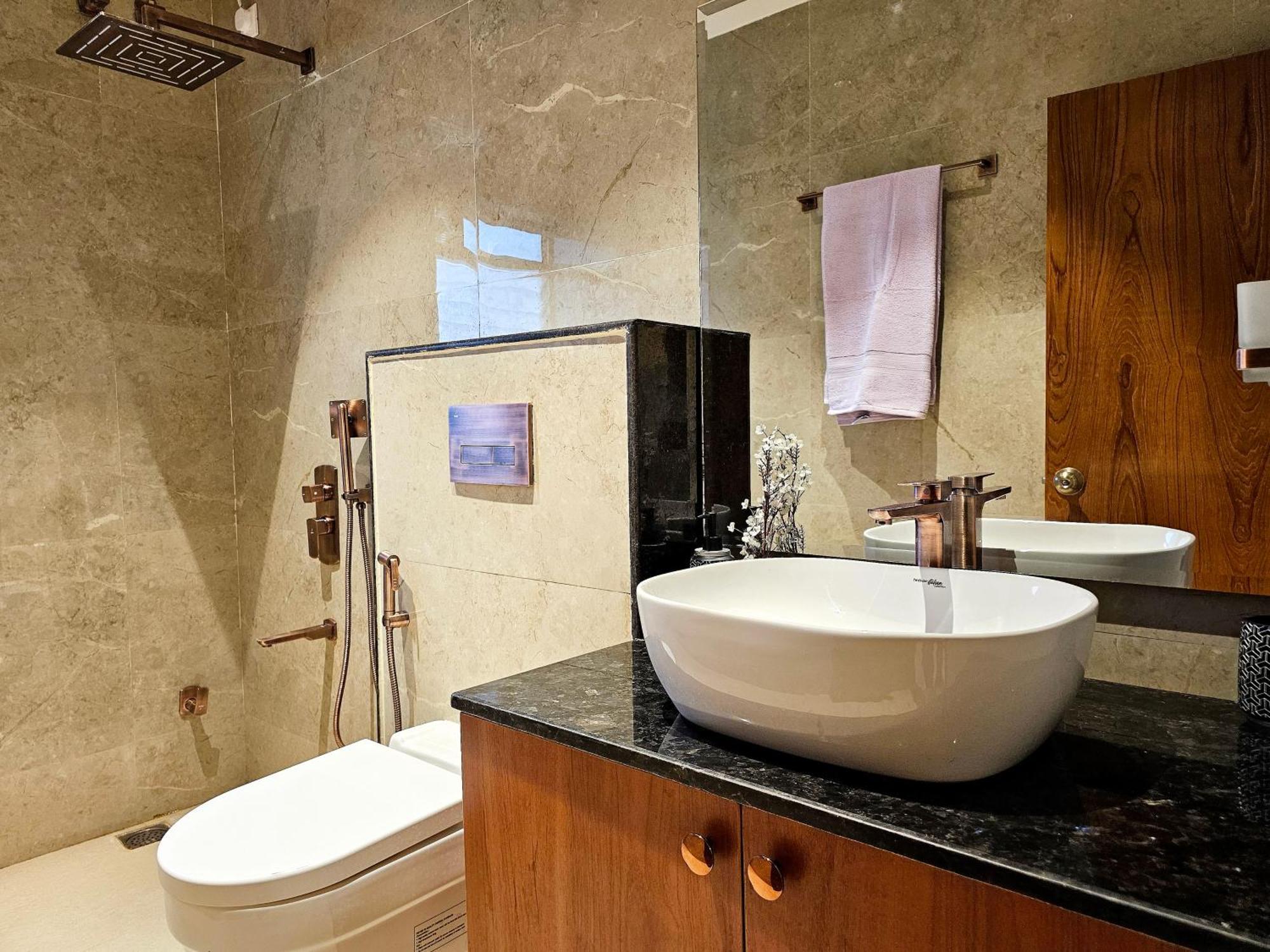شقة The Pentouz On 100 Feet Road Indiranagar - An Urban Luxury Retreat بنغالور المظهر الخارجي الصورة