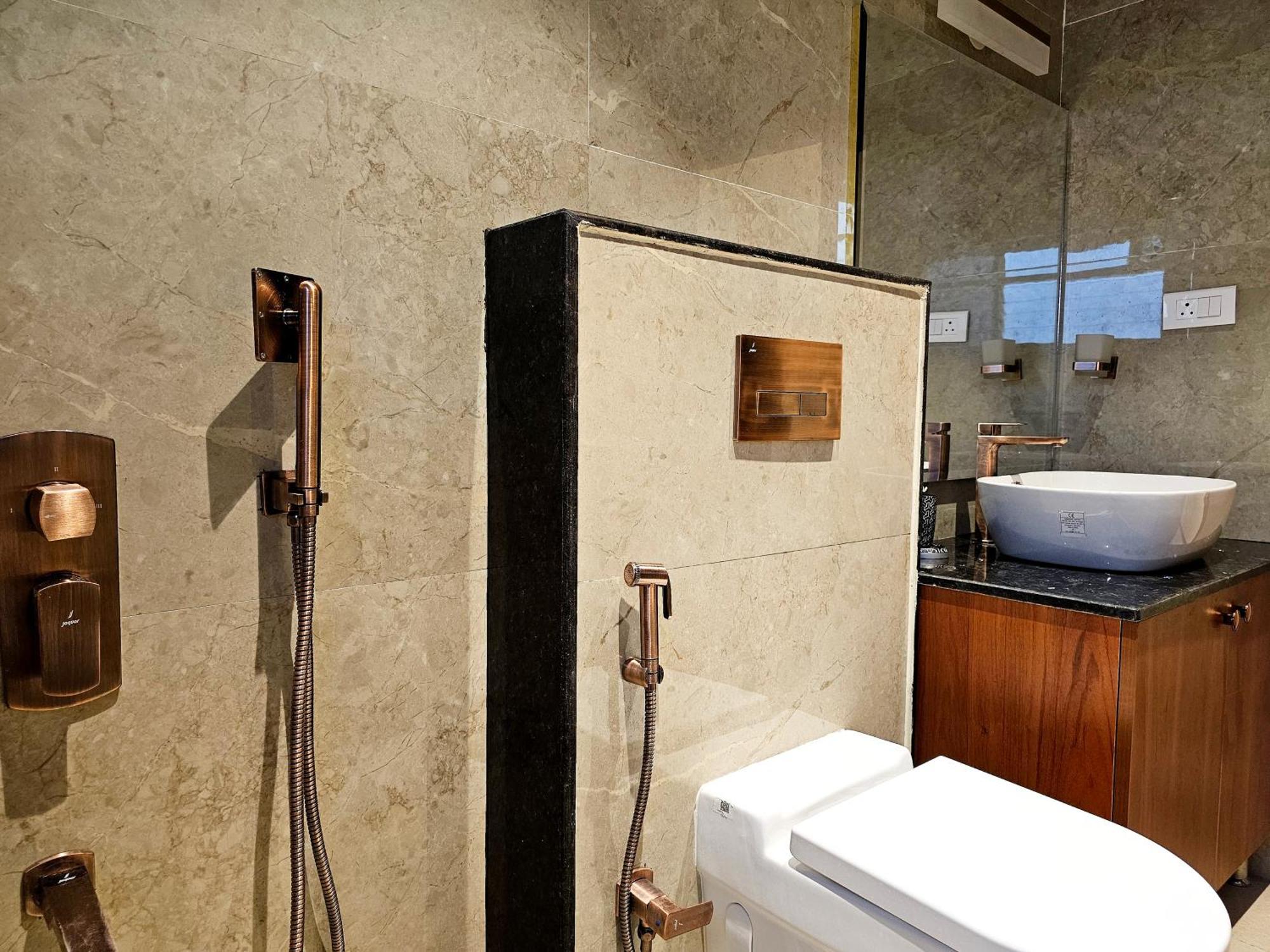 شقة The Pentouz On 100 Feet Road Indiranagar - An Urban Luxury Retreat بنغالور المظهر الخارجي الصورة