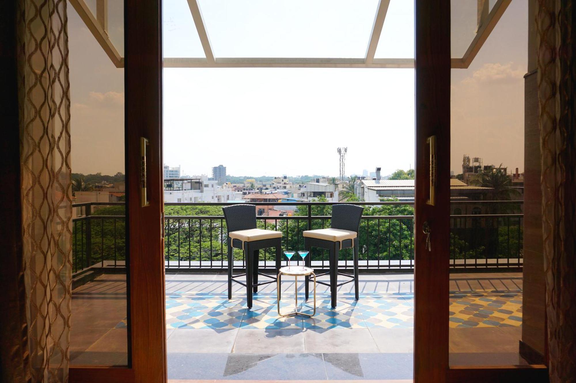 شقة The Pentouz On 100 Feet Road Indiranagar - An Urban Luxury Retreat بنغالور المظهر الخارجي الصورة