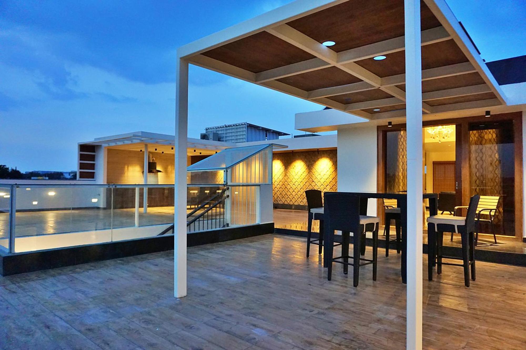 شقة The Pentouz On 100 Feet Road Indiranagar - An Urban Luxury Retreat بنغالور المظهر الخارجي الصورة