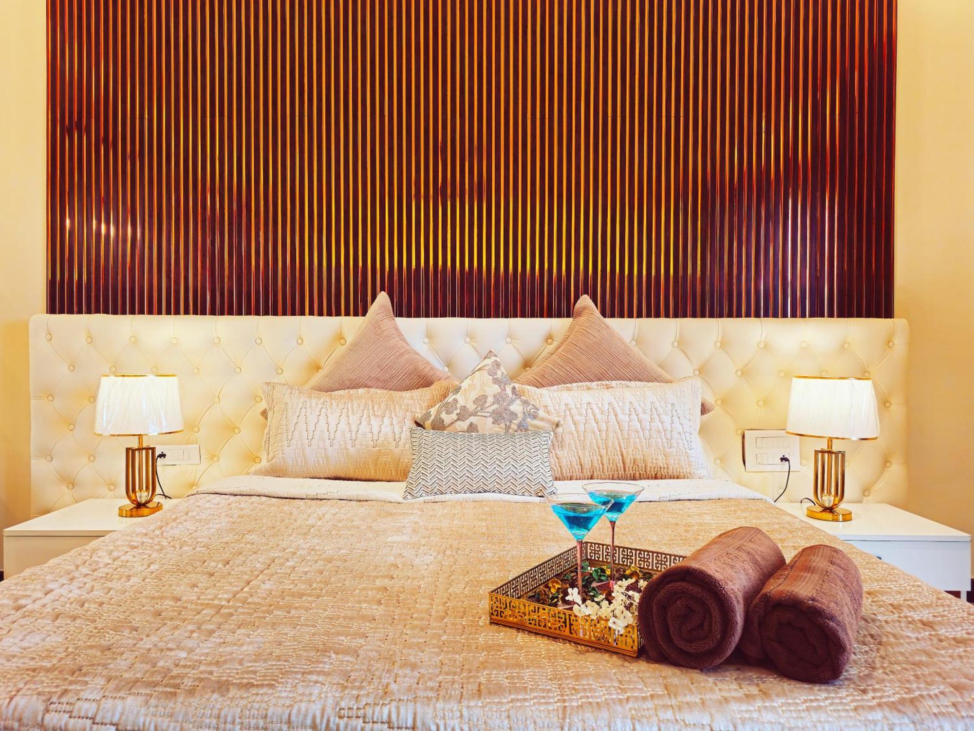 شقة The Pentouz On 100 Feet Road Indiranagar - An Urban Luxury Retreat بنغالور المظهر الخارجي الصورة